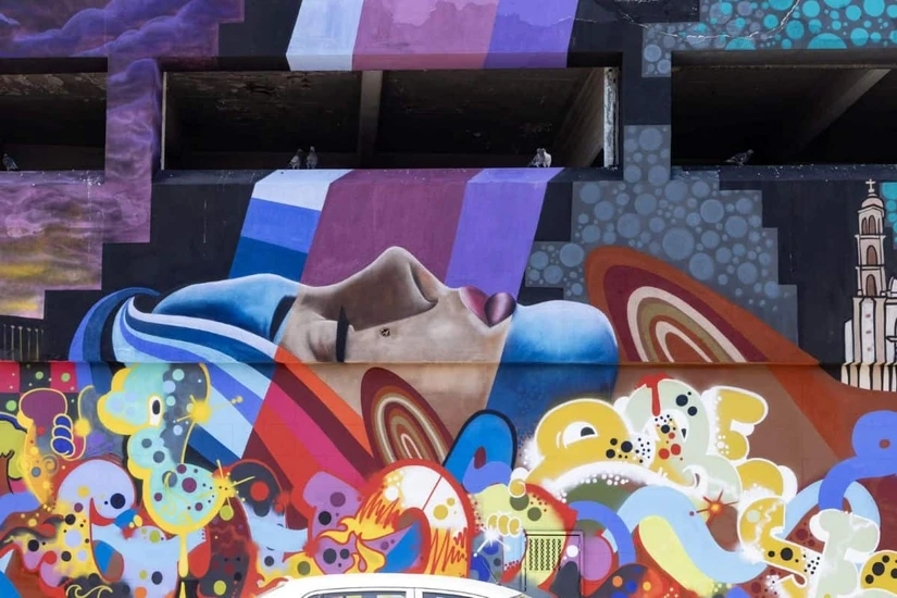 El mural combina letras, realismo y figuras animadas en una propuesta visual que refleja la diversidad del graffiti