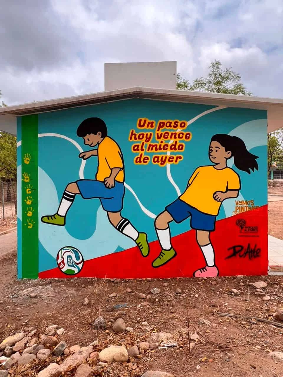 La artista Tania Duarte, del Colectivo Amapa, coordinó el proceso creativo junto con la comunidad del sector