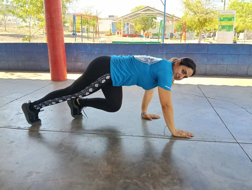 La maestra Selene Torres llega cada mañana al parque de La Palapa en Alturas del Sur para entrenar a las mujeres del sector.