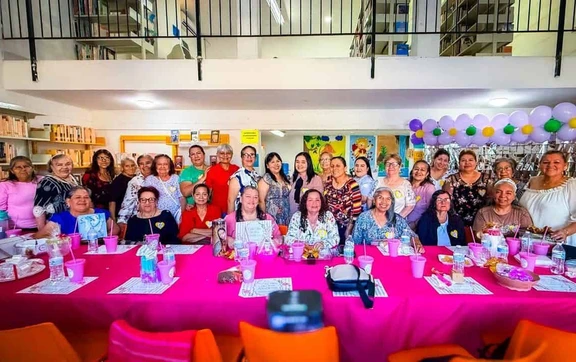 Hilos y letras: Donde se tejen historias y esperanza en el coraz&oacute;n social de la Biblioteca de Quil&aacute;