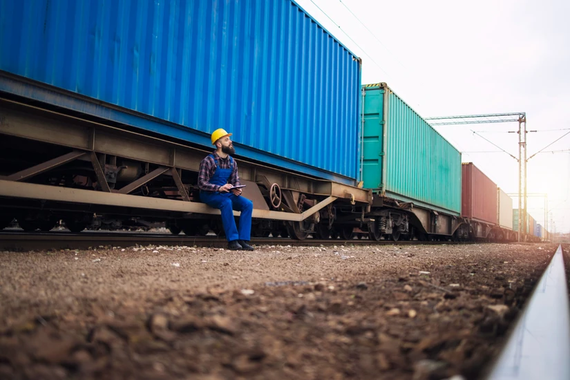 Un solo convoy ferroviario tiene más del doble de capacidad de carga que un vehículo individual, sustituyendo hasta 300 camiones de carga en las carreteras federales.
