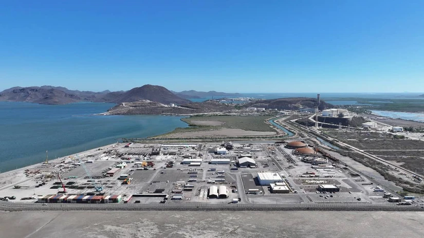 La Secretaría de Economía considera que la planta ayudará a reducir la dependencia de México de los fertilizantes importados, fortaleciendo la seguridad alimentaria y el abastecimiento para el campo. 