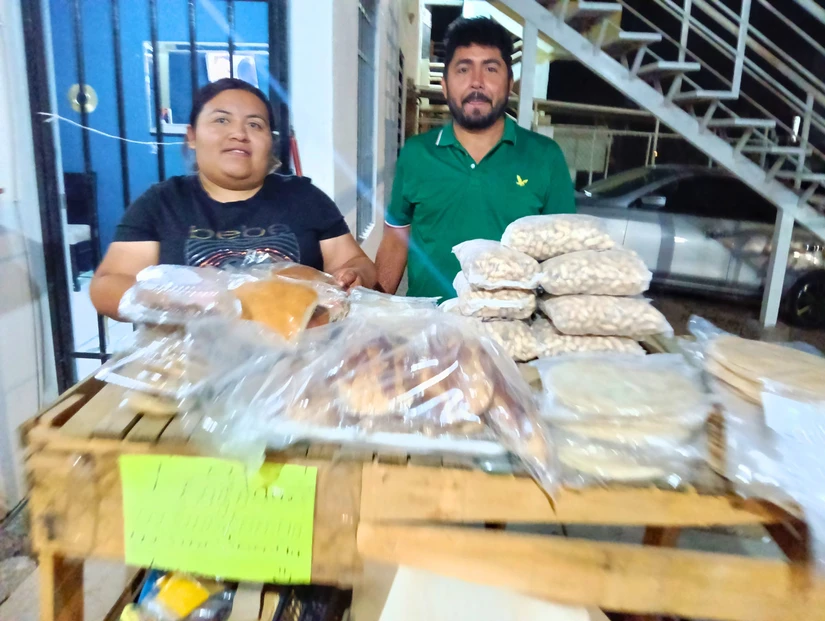 Con mucho ánimo esta familia se esfuerza por salir adelante diariamente desde su frutería en Alturas del Sur.