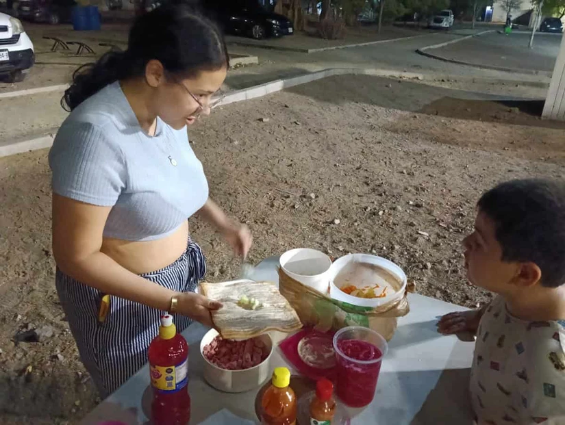 Natalie Naomi atiende con mucha atención a cada uno de los clientes que llegan para probar sus chimichangas.