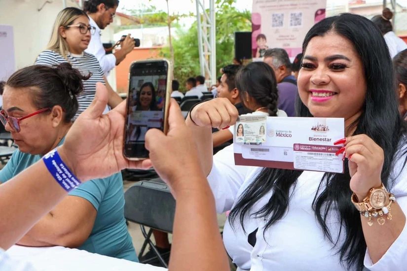 Qué debes revisar al recibir la tarjeta del Banco del Bienestar. Foto: Cortesía