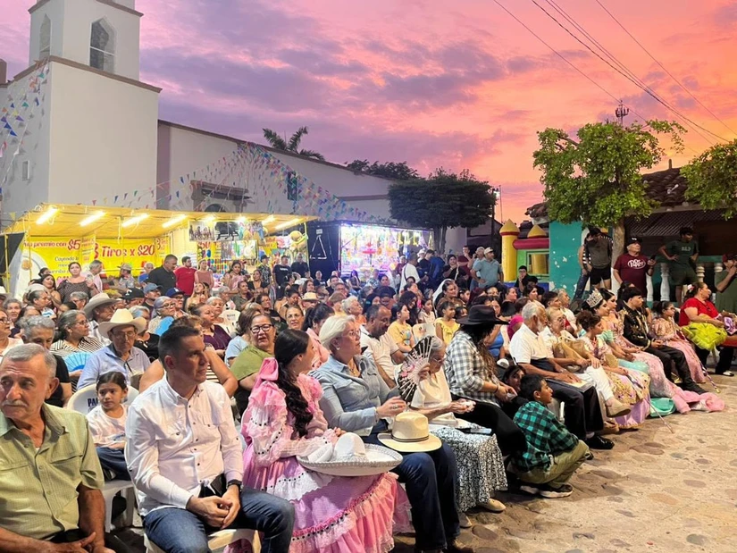 Este evento reunió a decenas de familias y visitantes que acudieron a disfrutar de un espectáculo lleno de color