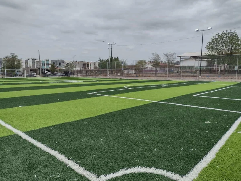 La nueva cancha de pasto sintético les permite tener una cancha digna para disfrutar en cada partido.