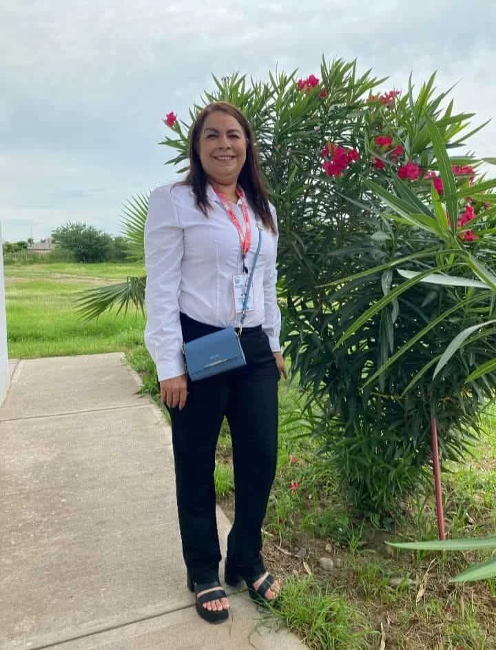 Criada en el Campo Victoria, Nelly comenzó a trabajar en labores agrícolas desde los 11 años para apoyar a su familia. Hoy sirve con orgullo a familias necesitadas
