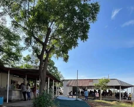 Durante años, las celebraciones eucarísticas se realizaron en un sencillo tejabán, donde la fe de la comunidad mantuvo vivo el sueño de construir la Capilla Santísima Trinidad. Foto: Cortesía/ TBN