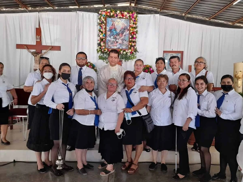 Integrantes de la comunidad de la Capilla Santísima Trinidad, junto con el entonces párroco Javier Antuna García, conservaron viva la esperanza de contar con un templo digno, un sueño que hoy es realidad gracias a la fe, la perseverancia y el trabajo de generaciones. Foto: Cortesía/ TBN