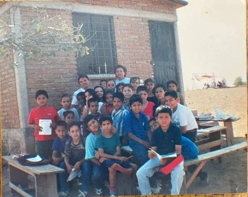 La catequesis fue una de las primeras actividades que reunió a niñas, niños y familias en los inicios de la comunidad de la Capilla Santísima Trinidad, cuando el templo aún era solo un sueño. Foto: Cortesía/ TBN