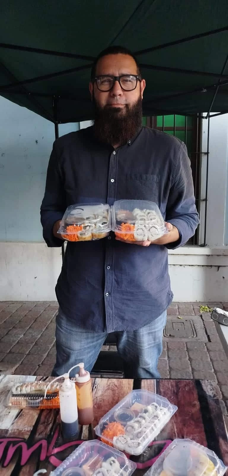 Frank Escobar trabaja diariamente con la creación y venta de sushi expres en el Centro de Culiacán.