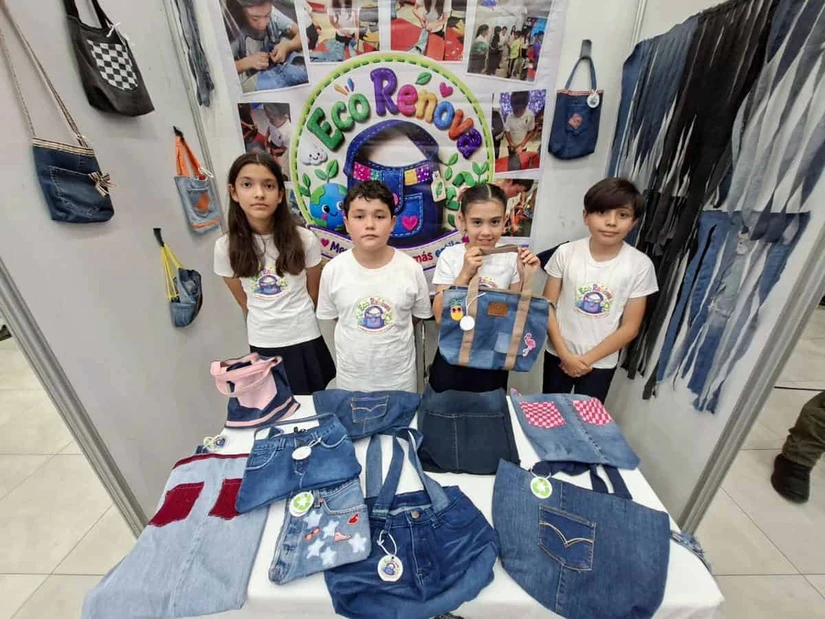 Los niños de 5to grado de la Primaria Estatal Alturas del Sur realizaron sus bolsas de mezclilla como una gran idea para emprender.