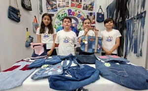 Niños de Culiacán emprenden con bolsos hechos de mezclilla reciclada