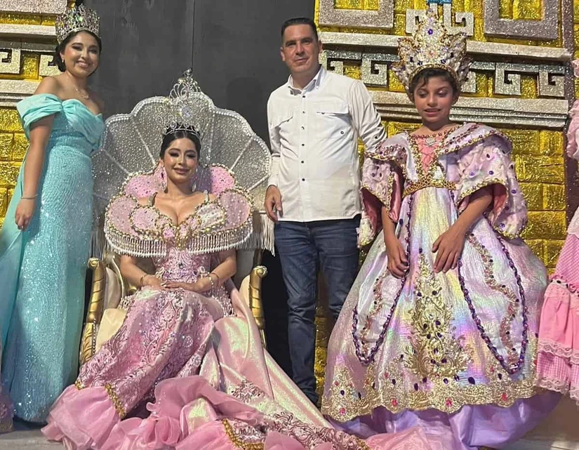 El secretario del ayuntamiento Jesús Alfredo Valdez Manjarrez coronó a la reina de las Fiesta de San Juan, Brianda primera