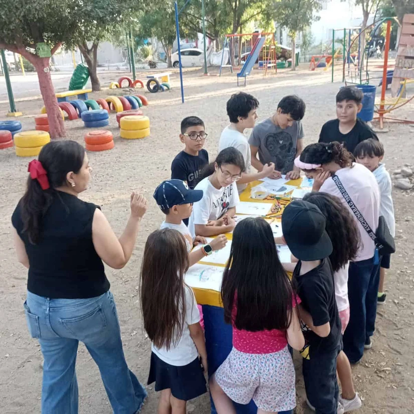 Los niños y niñas del sector Barrancos participan muy entusiasmados en este programa cultural.