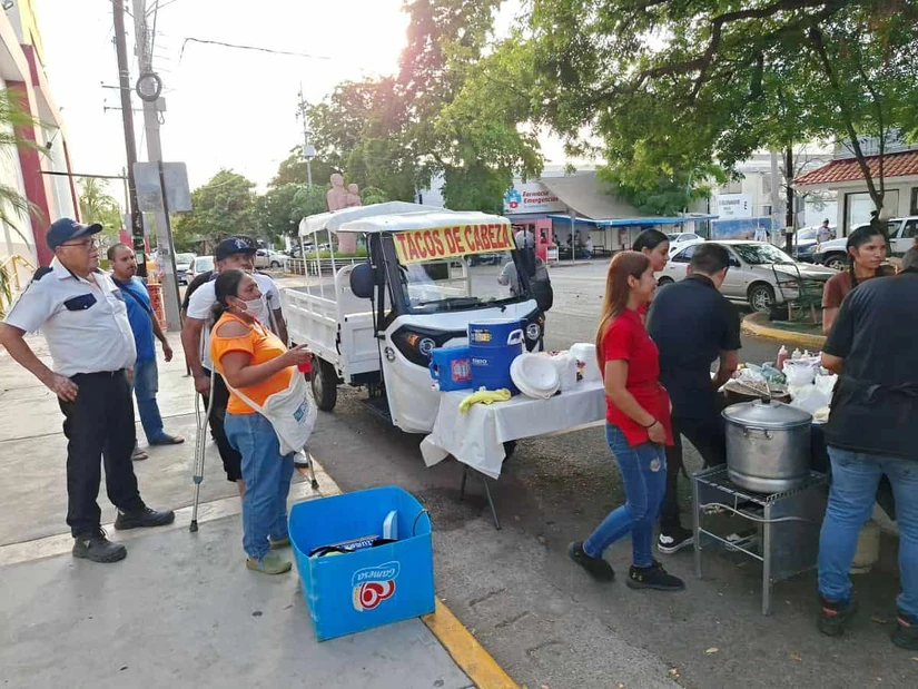 Luis Eduardo regala más de 100 comidas a familias del Hospital Pediátrico de Sinaloa. Foto: Juan Madrigal