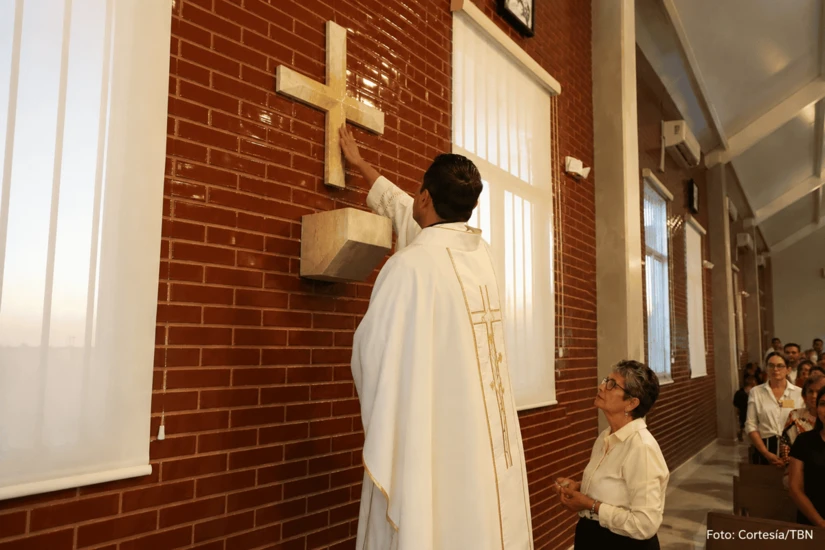 Cada cruz de consagración es ungida con Santo Crisma, signo de que el templo queda reservado para el encuentro con Dios y la celebración de la fe. Foto: Cortesía/TBN