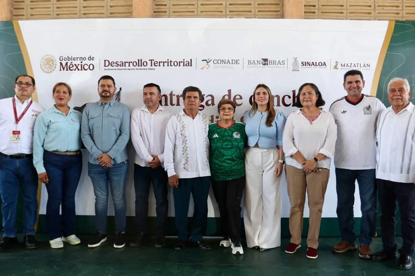Autoridades de los tres niveles de gobierno y alcalde de los municipios beneficiados de Sinaloa estuvieron presentes en la entrega simbólica
