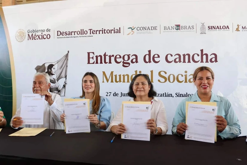 En Mazatlán, se realizó la entrega simbólica de canchas rehabilitadas con el programa Mundial Social