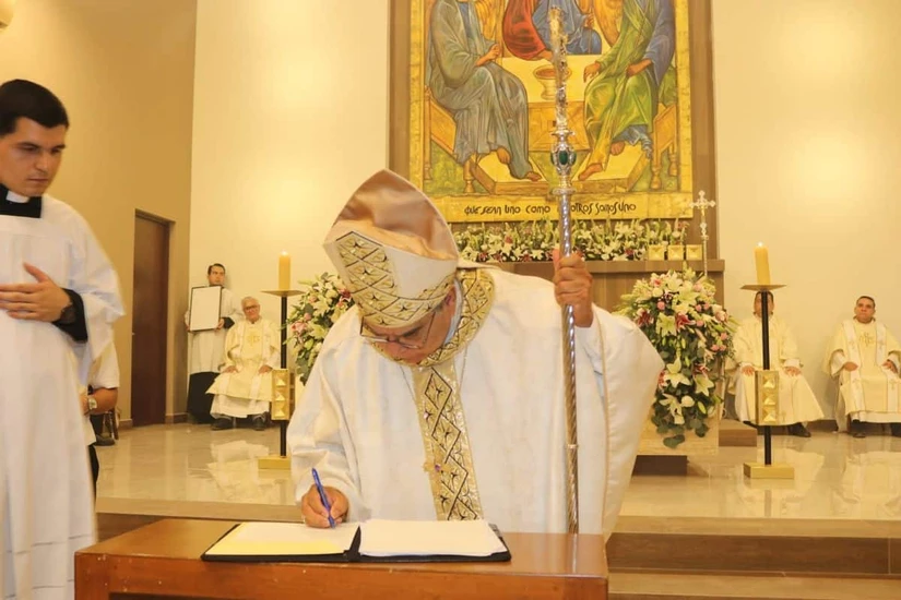 La firma del acta de dedicación sella oficialmente la consagración del altar y del templo, en presencia del Obispo Mons. Jesús José Herrera Quiñónez, representantes de la familia Coppel, del Consejo Pastoral y del clero de la Diócesis. Foto: Cortesía/TBN