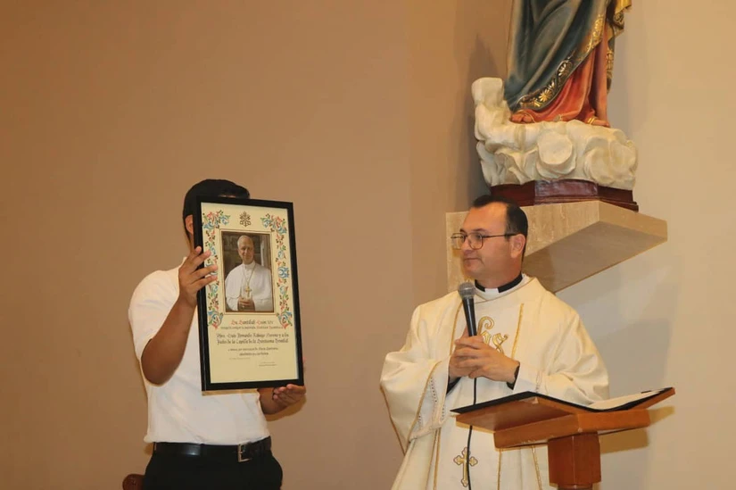 Como signo de comunión con la Iglesia universal, se dio lectura a la Bendición Apostólica enviada por el papa León XIV desde el Vaticano con motivo de la dedicación del templo. Foto: Cortesía/TBN