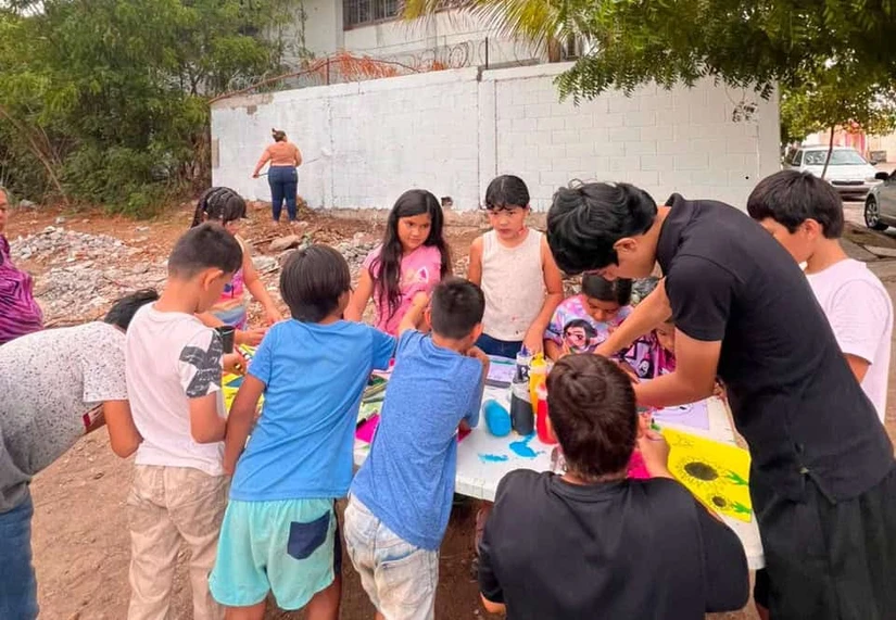 Vecinos de Villa Bonita Urales dan forma a un mural que reflejará la identidad de su comunidad. Foto: Cortesía/TBN