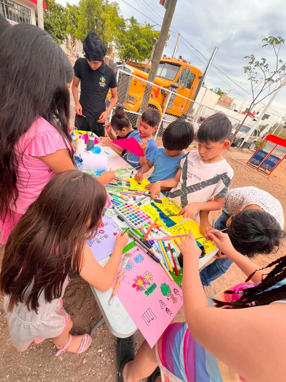 En Villa Bonita Urales, vecinos imaginan un mural inspirado en la historia y esencia de su comunidad. Foto: Cortesía/TBN