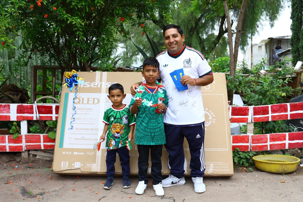 La creatividad de Iker lo llevó de una playera hecha en casa a vivir, junto a su papá, una experiencia inolvidable con la Selección Mexicana gracias a Coppel. | Imágenes cortesía de Coppel