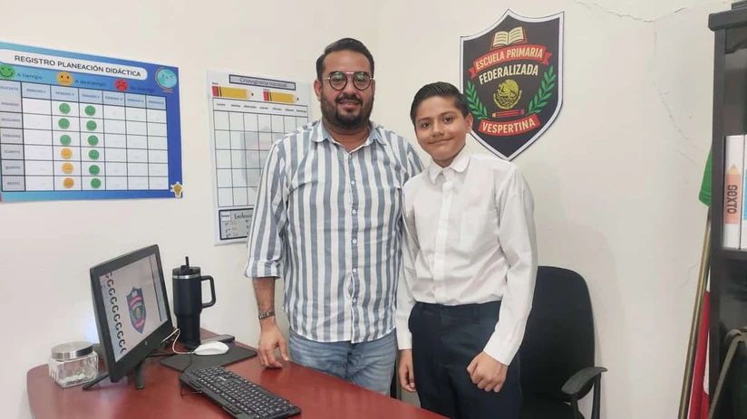 El director de la Primaria Federalizada Vespertina, Adalberto Tejeda, Alessandro es solo uno de los muchos niños talentosos que tienen en su institución.