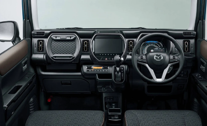 El Mazda Flair recibió una renovación con mejoras en diseño y seguridad, pero sigue llamando la atención por una razón muy particular: en realidad comparte prácticamente todo con un popular modelo de Suzuki.