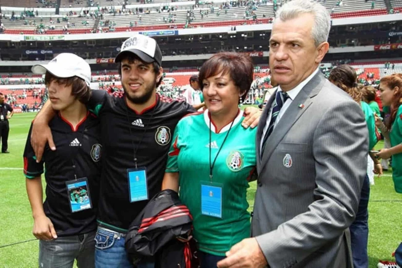 Javier Aguirre hace algunos años a lado de su familia. Foto: Cortesía