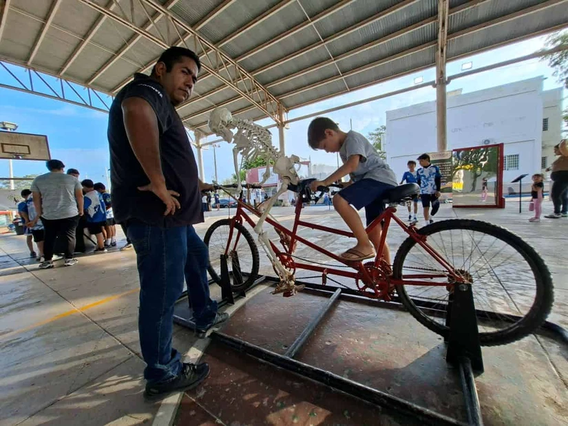 Entre experimentos y sonrisas, la Feria Ciencia en Movimiento despertó la curiosidad y la imaginación de más de 170 personas. Foto: Juan Madrigal