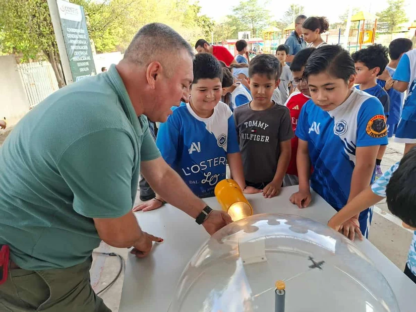 La Feria Ciencia en Movimiento acercó la ciencia de forma gratuita a niñas, niños y familias a través de experimentos, juegos y actividades interactivas. Foto: Juan Madrigal