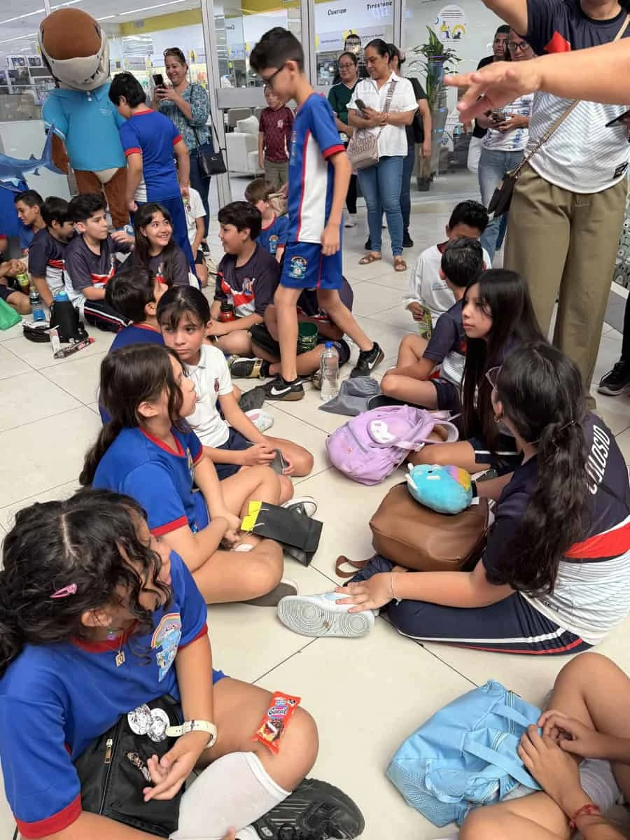Niñas y niños se conocieron después de enviarse cartas durante seis meses, el encuentro fue durante el cierre del programa Mensajeros de Paz