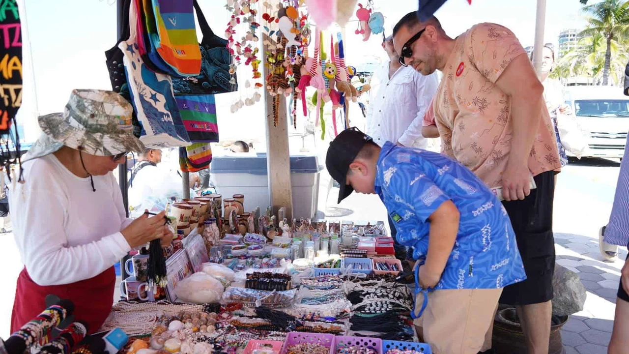 Casi 4 mil visitantes navieros llegaron a Mazatlán a bordo del Navigator of the Seas, los cruceristas reactivan la economía local