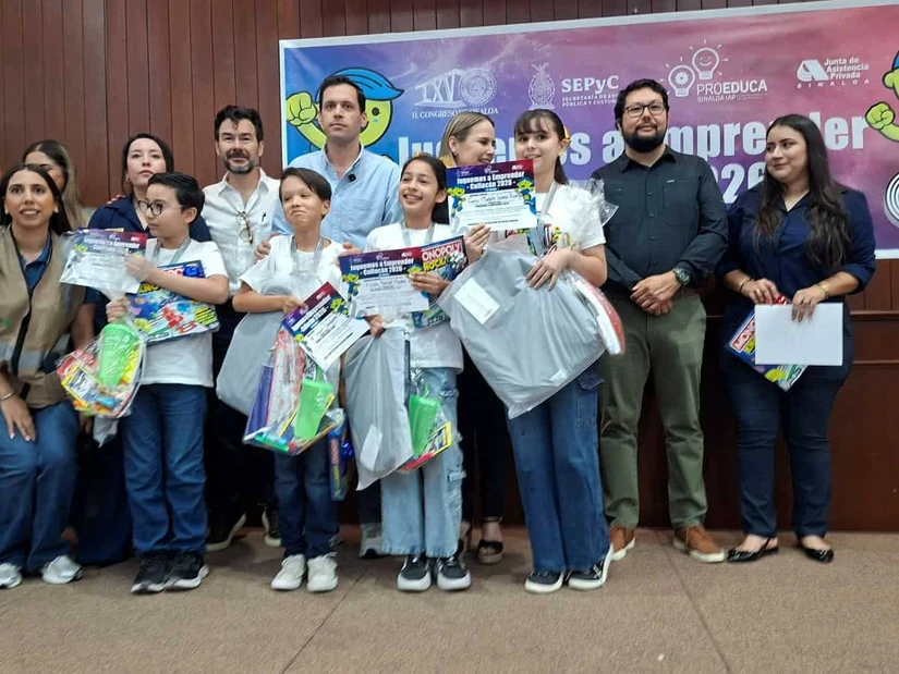 Grecia, Kendra, Ithan y Joan recibieron como premio reconocimiento, medalla y bonito regalo de parte de ConCrédito, patrocinador de Juguemos a Emprender 2026. Foto: Juan Madrigal
