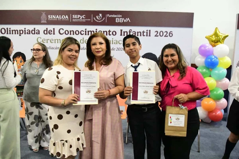 Las y los estudiantes fueron reconocidos por su excelencia académica y recibieron una beca mensual, una tableta y un reconocimiento por su destacado desempeño. Foto: SEPyC 