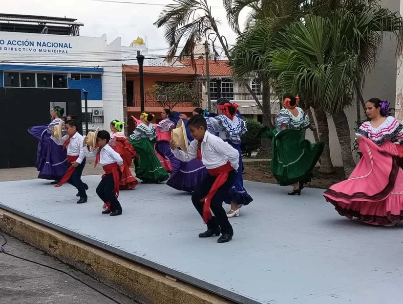 Los pequeños mostraron sus aptitudes para la danza folclórica ante padres de familia y demás asistentes 