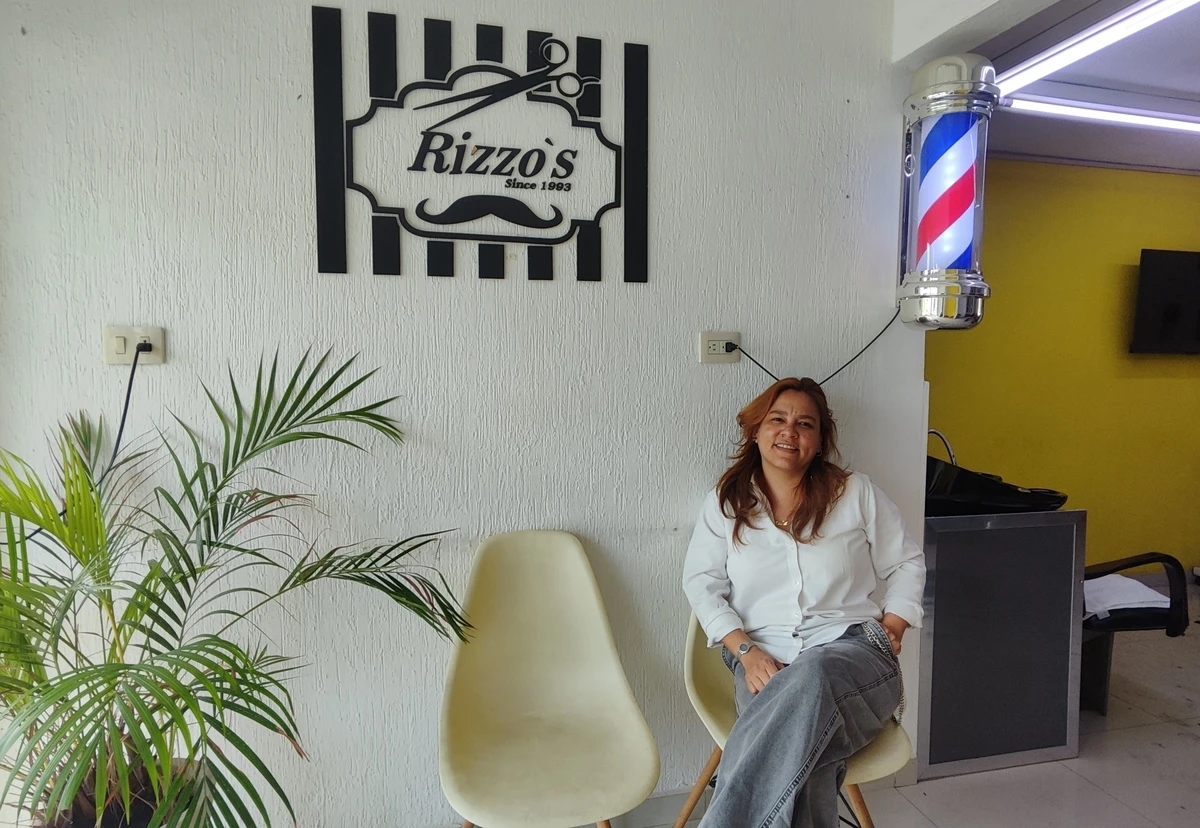 Con una tradición que empezó con su padre hace más de 30 años, Laura sigue su legado familiar con Rizzos Peluquería