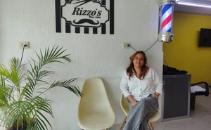 Laura mantiene vivo el espíritu de Rizzos Peluquería desde hace 17 años en Valle Alto desde Culiacán