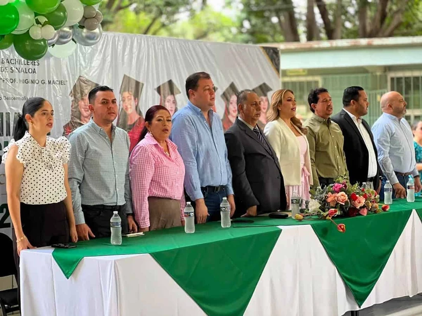 Durante este evento se reconoció a los estudiantes destacados y a los participantes de los números artísticos