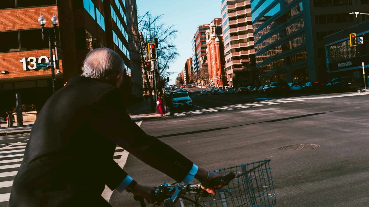 La micromovilidad eléctrica surge como la solución más viable y económica para superar barreras geográficas y físicas en las ciudades del país, abriendo el transporte activo a sectores históricamente excluidos como los adultos mayores.