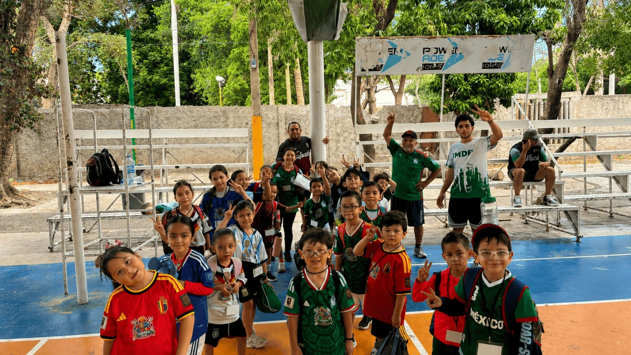 Durante las vacaciones niñas y niños fortalecen habilidades deportivas y valores como el respeto, la disciplina y la convivencia. Foto: IMDEC
