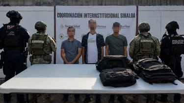 Un fusil que sobresalía de una mochila cambió el rumbo de un operativo y terminó con tres detenidos en Culiacán
