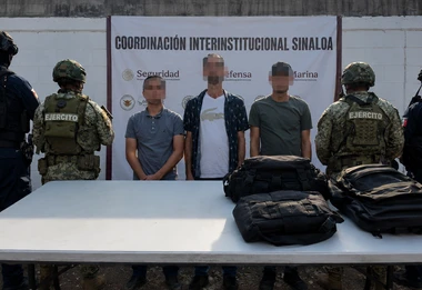 Un fusil que sobresalía de una mochila cambió el rumbo de un operativo y terminó con tres detenidos en Culiacán