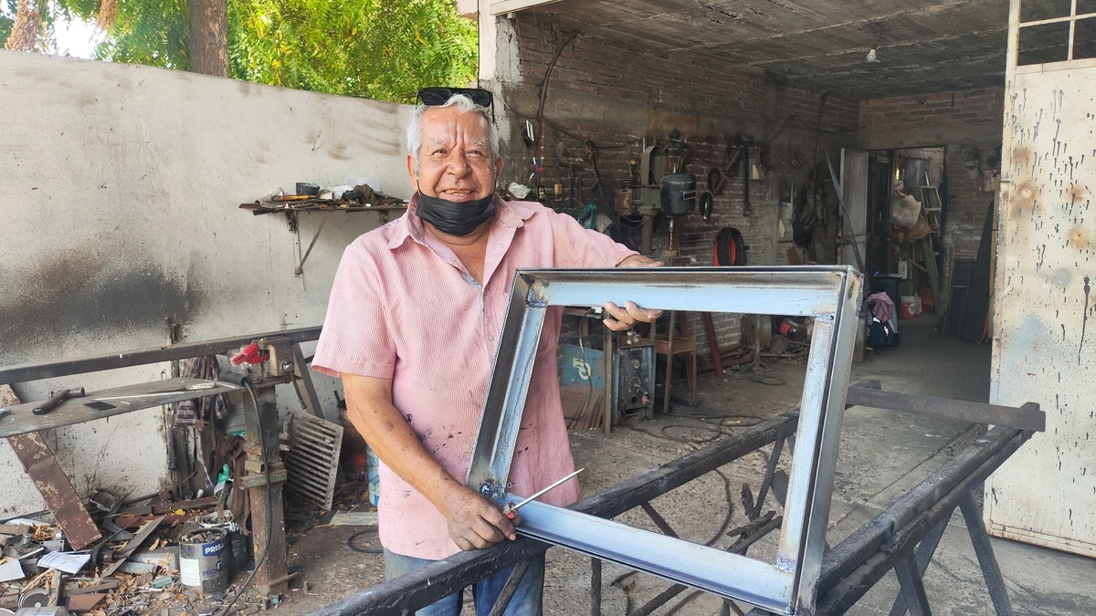Don Juan Cortés menciona con orgullo que mientras pueda él seguirá atendiendo desde su taller en la colonia Bugambilias.