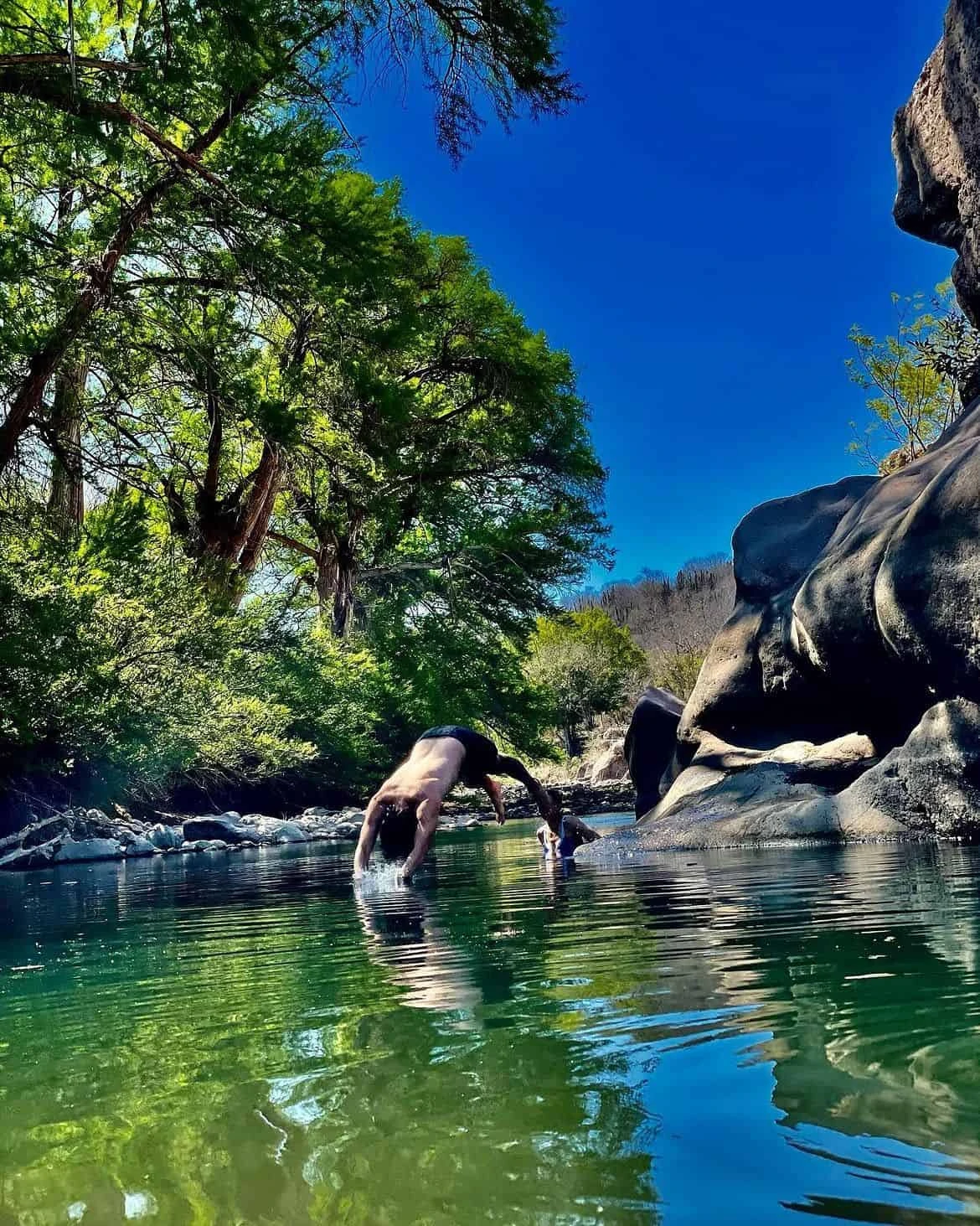 Las aguas cristalinas del río atraen a familias, excursionistas y campistas que encuentran en la naturaleza un espacio para la recreación y el descanso. Imagen: alamos_adventure