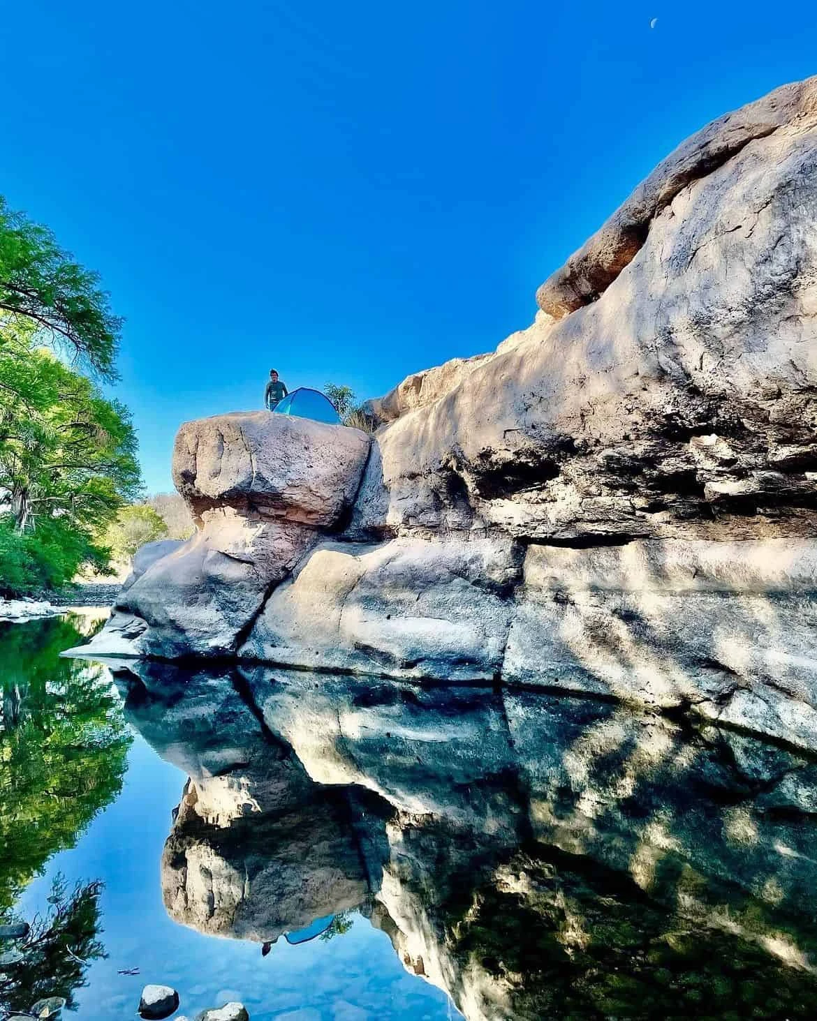 Los bosques de encino y pino de las zonas montañosas del Río Cuchujaqui contrastaban con la selva tipo subtropical, creando una notable diversidad de paisajes. Imagen alamos_adventure