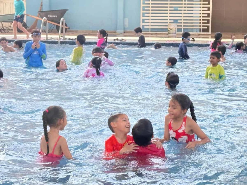 Entre risas y chapuzones, la natación recreativa se convirtió en uno de los momentos favoritos de las niñas y niños durante el curso de verano. Foto: IMDEC